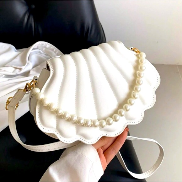 Handbags - Nwt Seashell 🐚 and Pearl Womens bag
